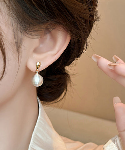 Pendientes colgantes de bola de aleación de cobre y oro Vogue 