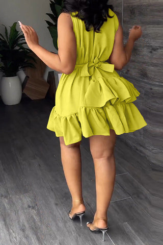 Minivestido sin mangas con cuello en V y doble capa con volantes (con cinturón) 