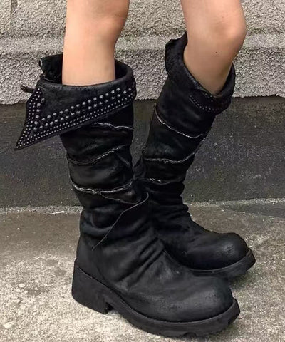 Stilvolle Nietenspleiß-Stiefel aus schwarzem Wildleder 
