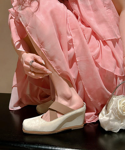 Boutique Khakifarbene Sandalen mit überkreuzten Riemen und hohem Keilabsatz 