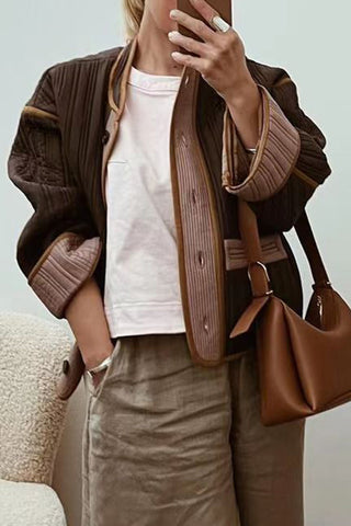 Langärmliger Baumwollmantel mit kontrastierenden Taschen und Knöpfen 