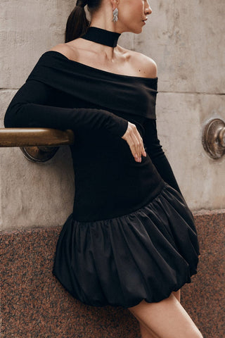 Langärmliges, schulterfreies Minikleid mit Puffärmeln 