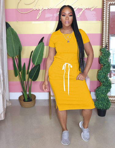Vestido midi básico de color liso con cintura elástica y manga corta: vestido cómodo y elegante para mujer. 