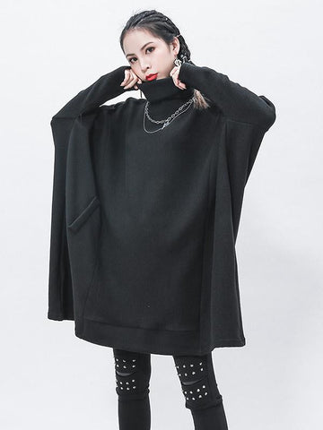 Schwarzes, kurzes Rollkragenpulloverkleid 