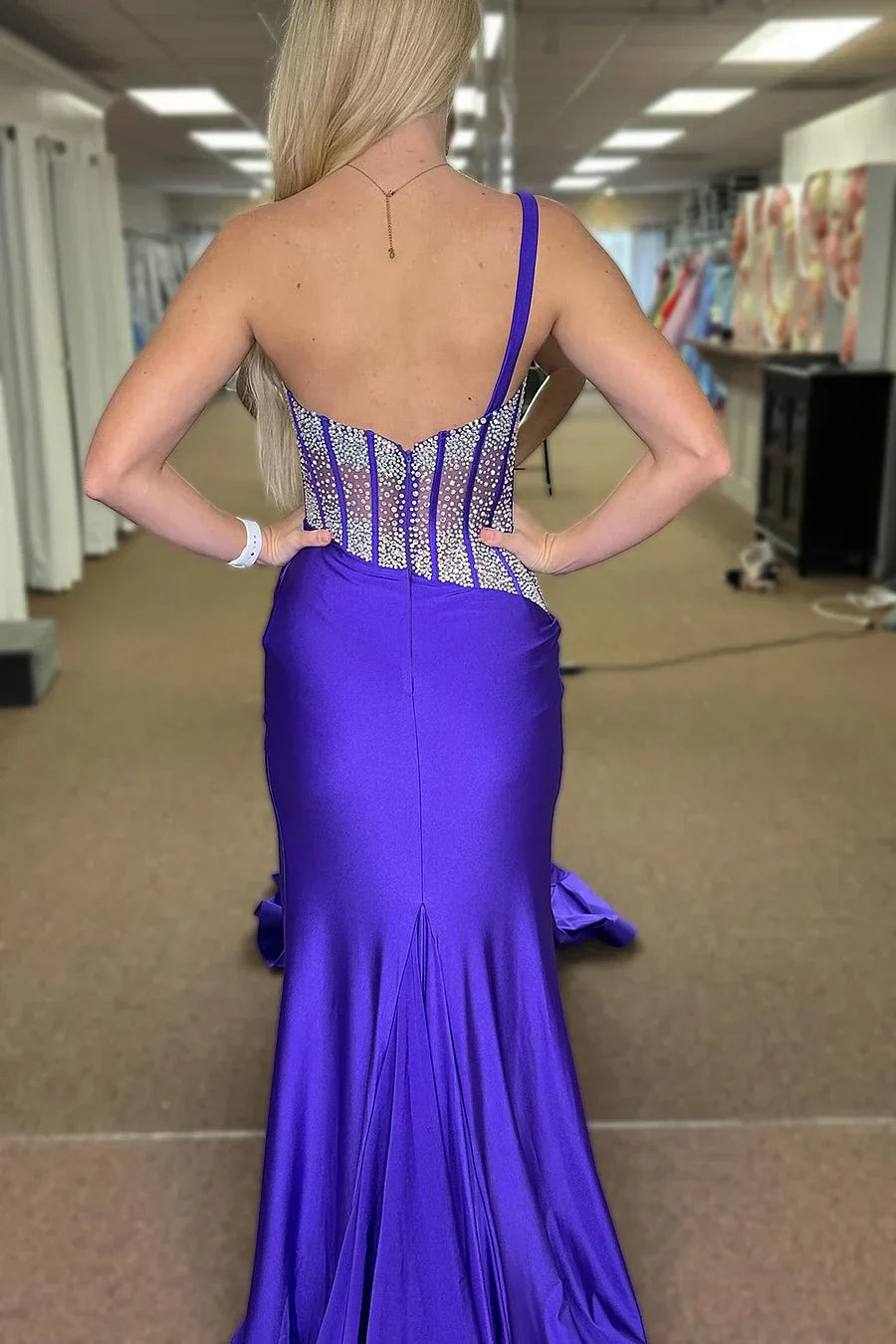 Blaues Meerjungfrauen-Abendkleid mit One-Shoulder und Perlenstickerei