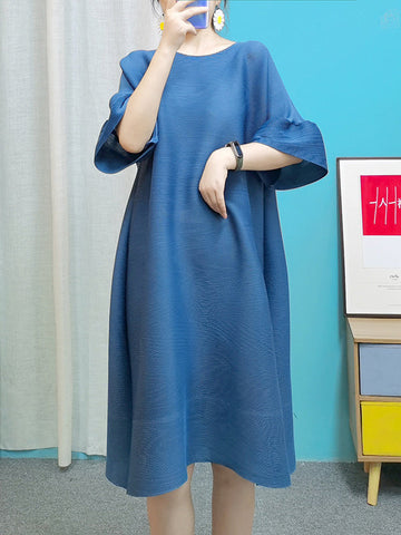 Elegante selección de vestidos midi de cuello redondo, color liso, plisados, con mangas acampanadas y corte A 