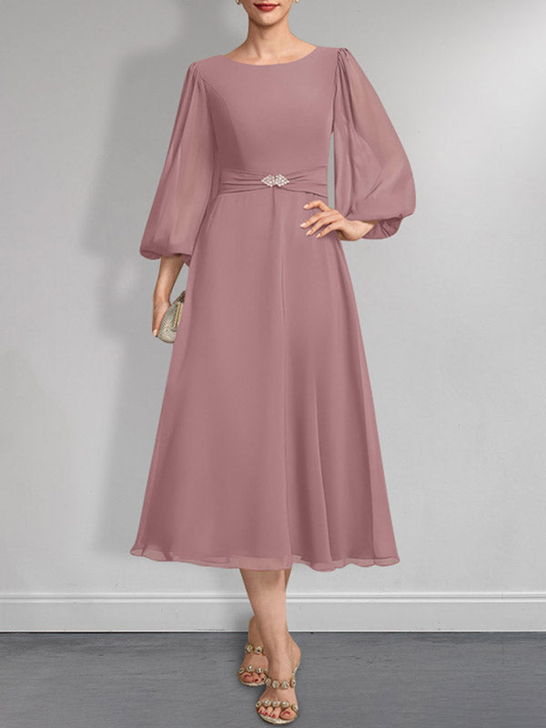 A-Linien-Chiffonkleid in Teelänge für die Mutter der Braut mit Kristallbrosche und Falten