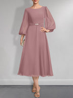 A-Linien-Chiffonkleid in Teelänge für die Mutter der Braut mit Kristallbrosche und Falten