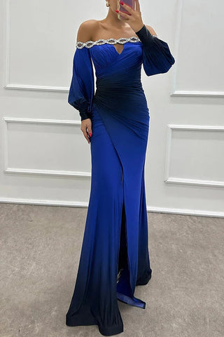 Vestido largo Julieta con escote barco, hombros descubiertos, abertura y detalle de gemas con estampado degradado
