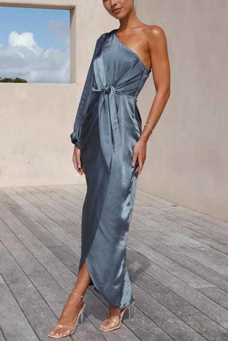 Endaring Romance – Maxikleid aus Satin mit One-Shoulder-Träger und Schlitz vorne zum Binden 