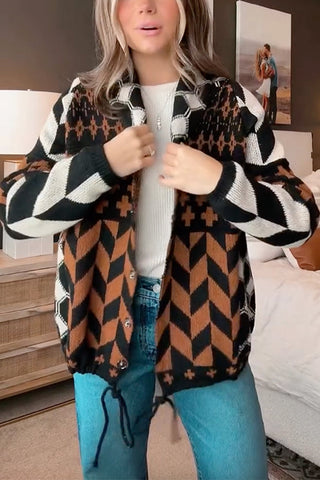 Suéter tipo cárdigan con estampado geométrico, botones y dobladillo con cordón ajustable 