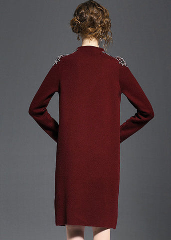 Vestido tipo suéter de punto con cuello alto y abertura lateral de color morera, manga larga 