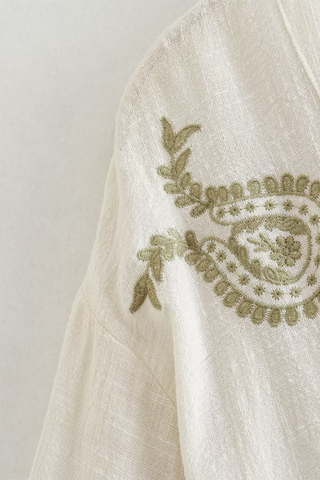 Blusen mit V-Ausschnitt und Blumenstickerei in Kontrastfarbe 