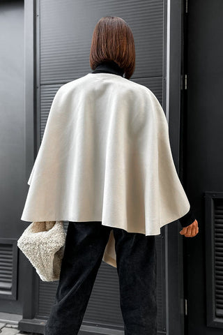 „Anything Is Possible“ – Lockerer Cape-Mantel aus Wolle mit Bindeband vorne 