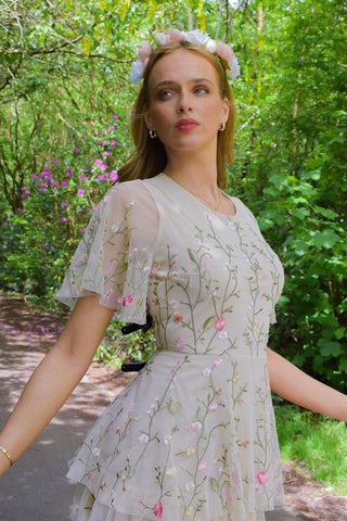 Vestido midi con bordado floral 