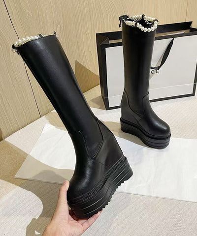 Stilvolle schwarze Plateaustiefel mit Perlenspleiß 