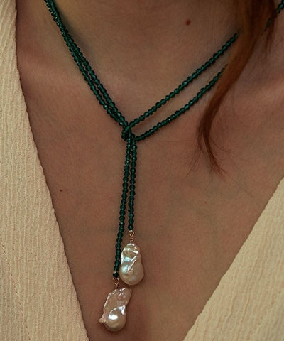 Collar moderno con colgante de suéter con cuentas de cristal y perla verde 