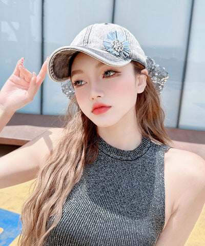 Gorra de béisbol versátil con lazo de lentejuelas y flores de diamantes de imitación 