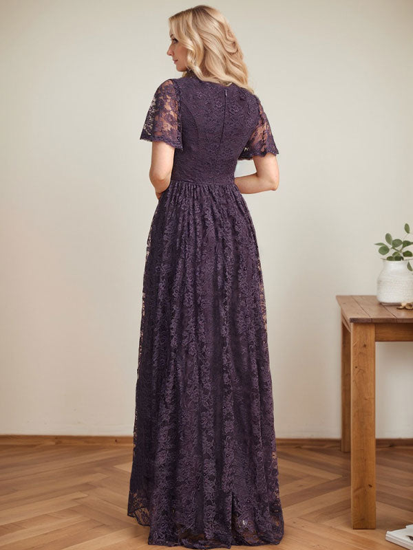 A-Linien-Kleid mit V-Ausschnitt, asymmetrischem Spitzenbesatz und Kaskadenrüschen für die Mutter der Braut 