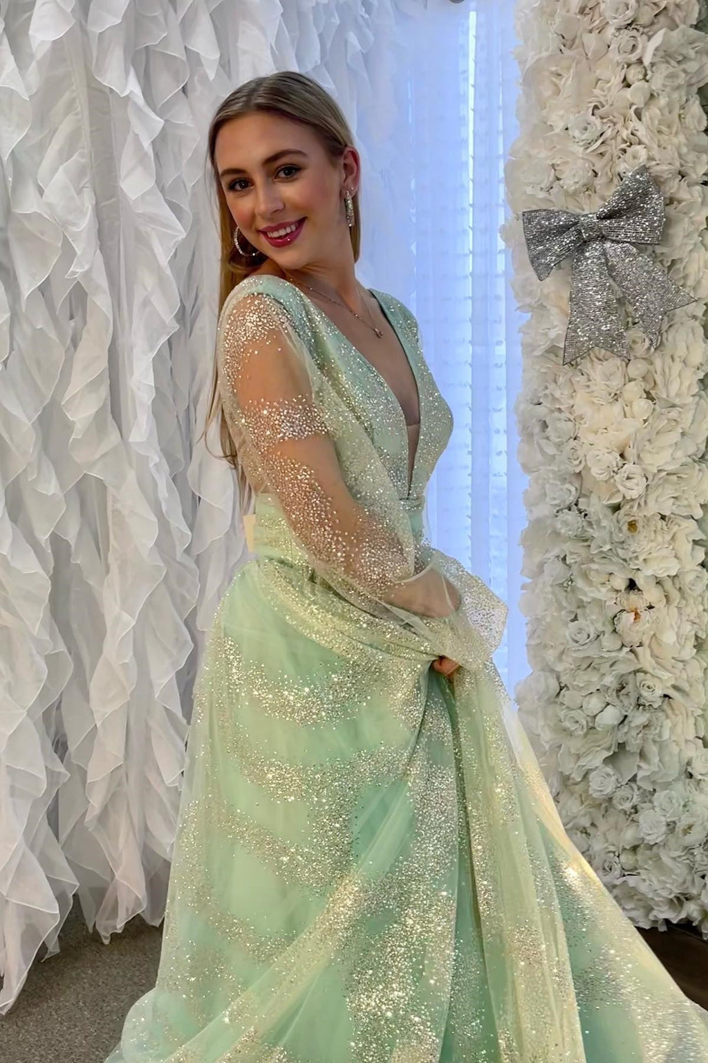 Langes Ballkleid mit tiefem V-Ausschnitt, Illusionsärmeln und Perlenbesatz