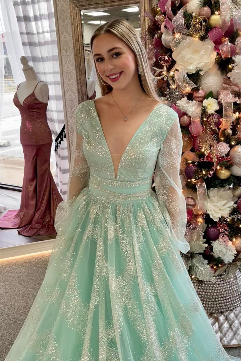 Langes Ballkleid mit tiefem V-Ausschnitt, Illusionsärmeln und Perlenbesatz
