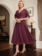 A-Linien-Chiffonkleid mit V-Ausschnitt, Teelänge und plissierter Perlenstickerei für die Mutter der Braut