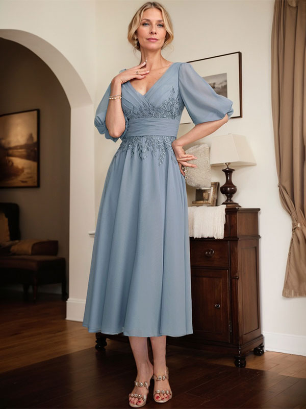Vestido de gasa con encaje y escote en V hasta la rodilla para madre de la novia con pliegues