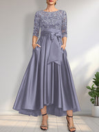 A-Linien-Kleid mit asymmetrischem Ausschnitt, Illusion-Effekt, Satinspitze und Schleife für die Mutter der Braut