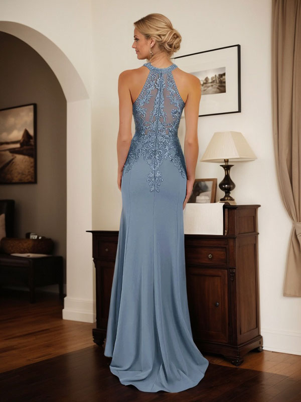 Vestido largo de madre de la novia con cuello halter y apliques en azul polvoriento