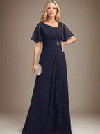 A-Linien-Kleid aus Chiffon in Bodenlänge mit asymmetrischem Schnitt, plissiert und mit Pailletten und Perlenstickerei