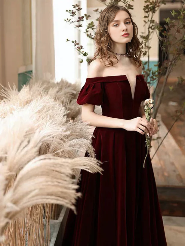 Vestido de fiesta largo sencillo de terciopelo con hombros descubiertos y corte princesa en A para dama de honor.