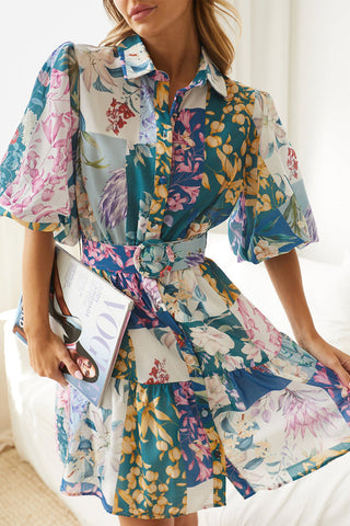 Vestidos bohemios florales con cinturón y cuello vuelto en forma de A 