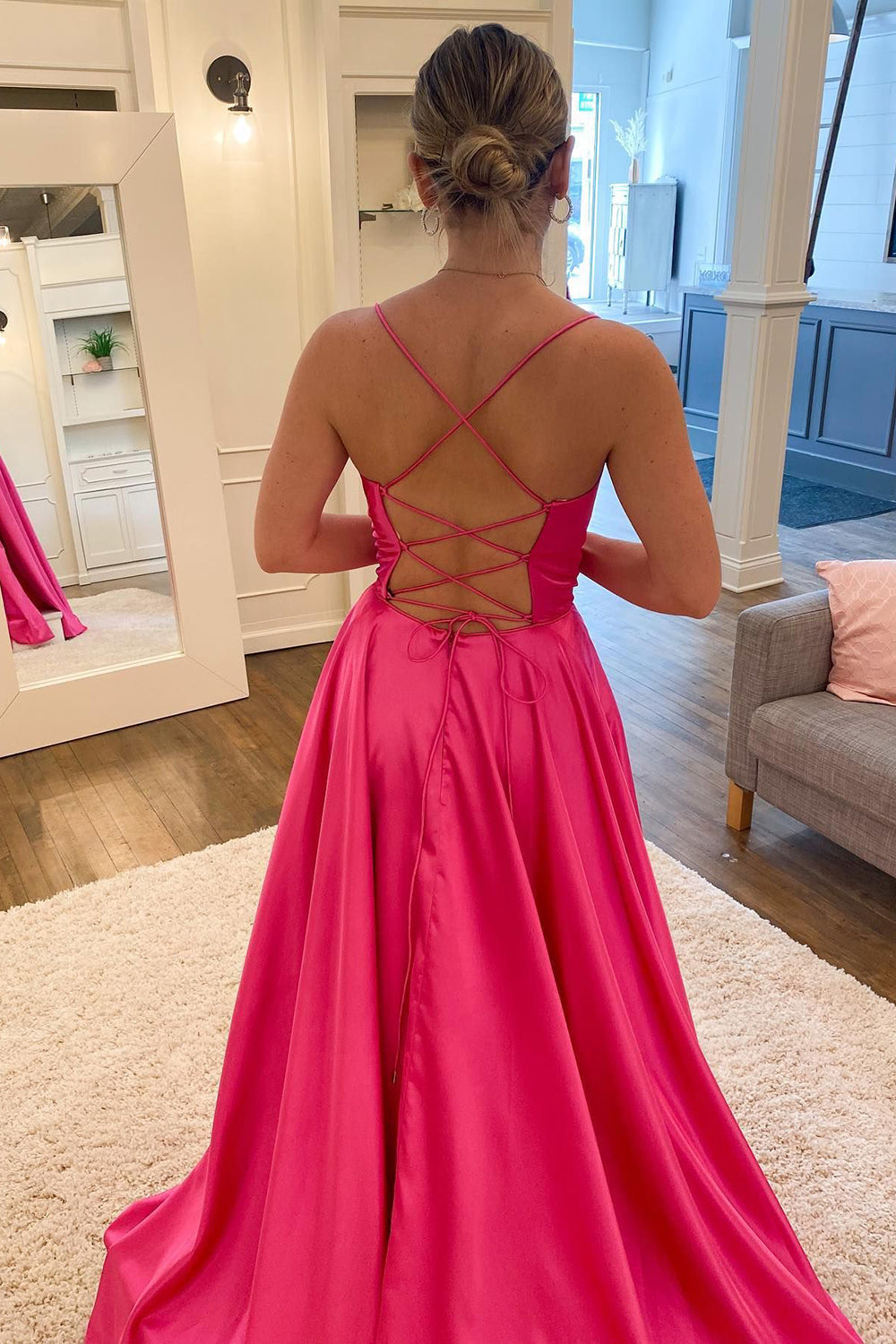 Langes, pinkfarbenes A-Linien-Abendkleid mit Spaghettiträgern und Schlitz vorne