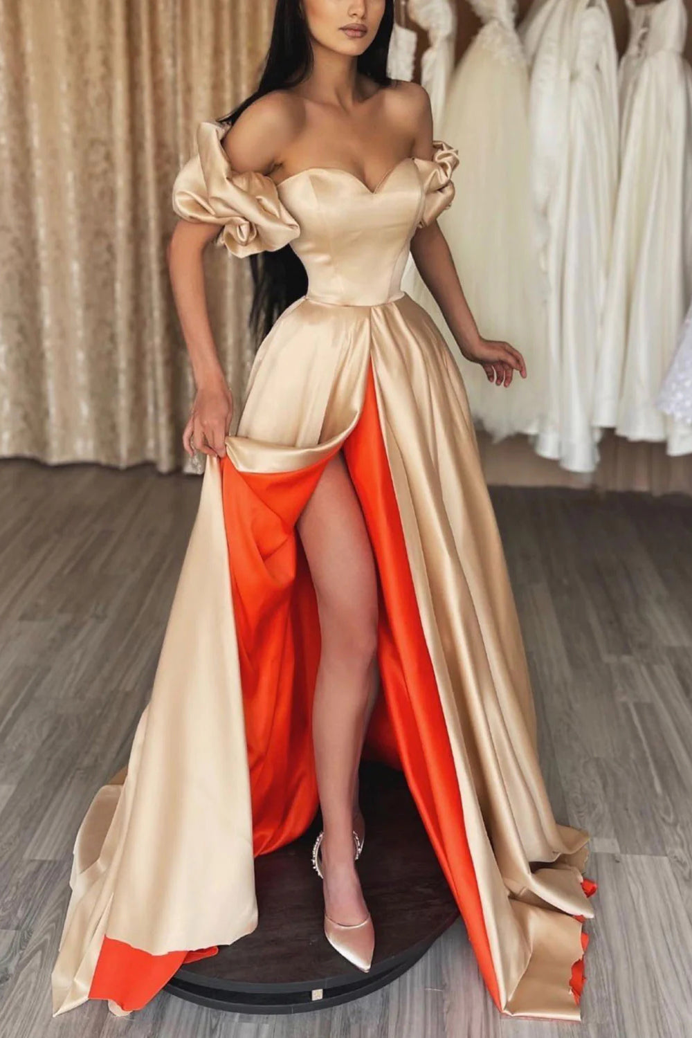 Vestido de fiesta largo color champán con hombros descubiertos y abertura delantera