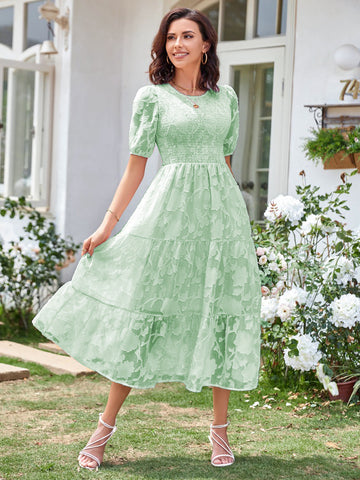 Vestido midi de verano color crudo y blanco con cuello joya y encaje para playa 