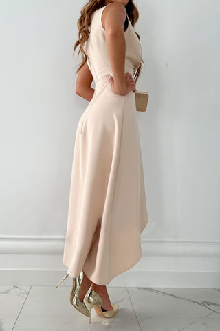 Vestido midi color albaricoque con escote en V cruzado y volantes con abertura 