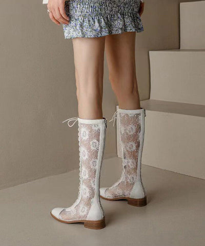 Schicke weiße, ausgehöhlte Schnürstiefel mit dicker Sohle 