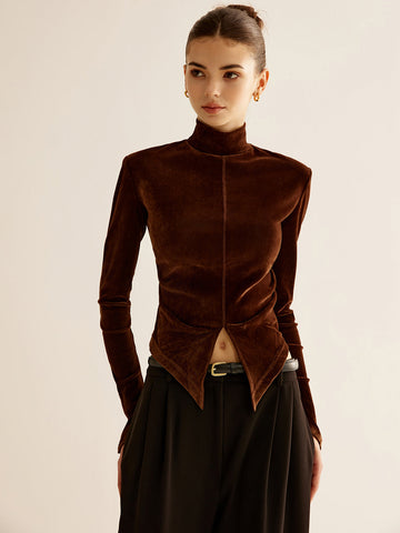 Camiseta de terciopelo con cuello alto y abertura 