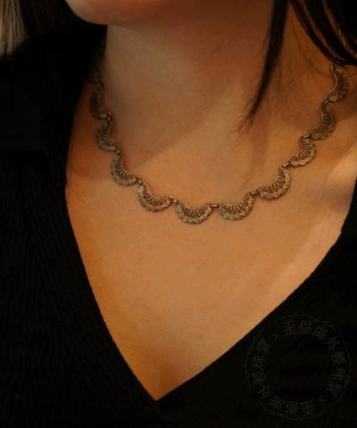 Collar único de encaje de plata de ley con retazos de seda y huecos 