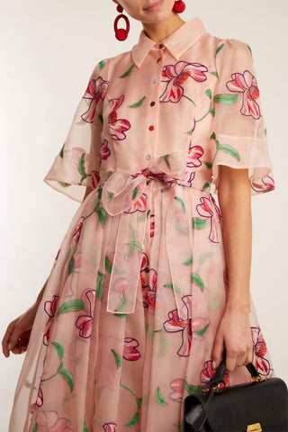 Vestido midi floral de manga corta con parte inferior 