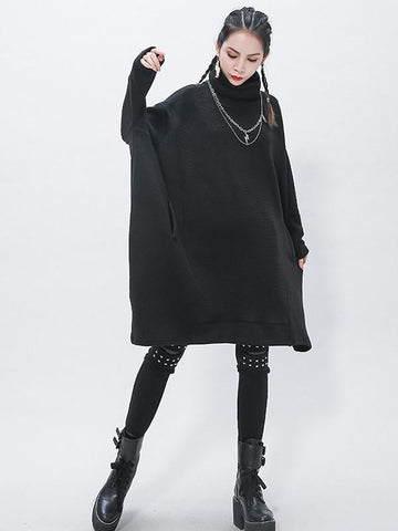 Schwarzes, kurzes Rollkragenpulloverkleid 