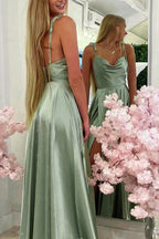 Vestido de fiesta largo verde claro con tirantes finos y corte en A