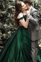 Schulterfreies Ballkleid mit Spitze