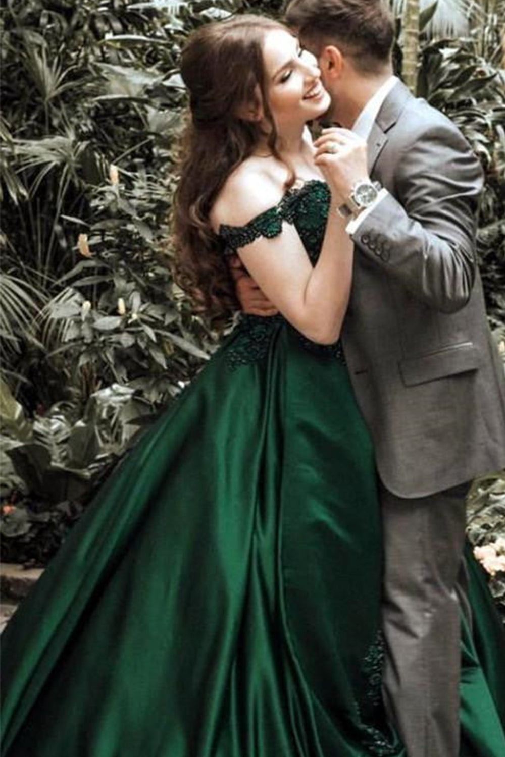 Schulterfreies Ballkleid mit Spitze