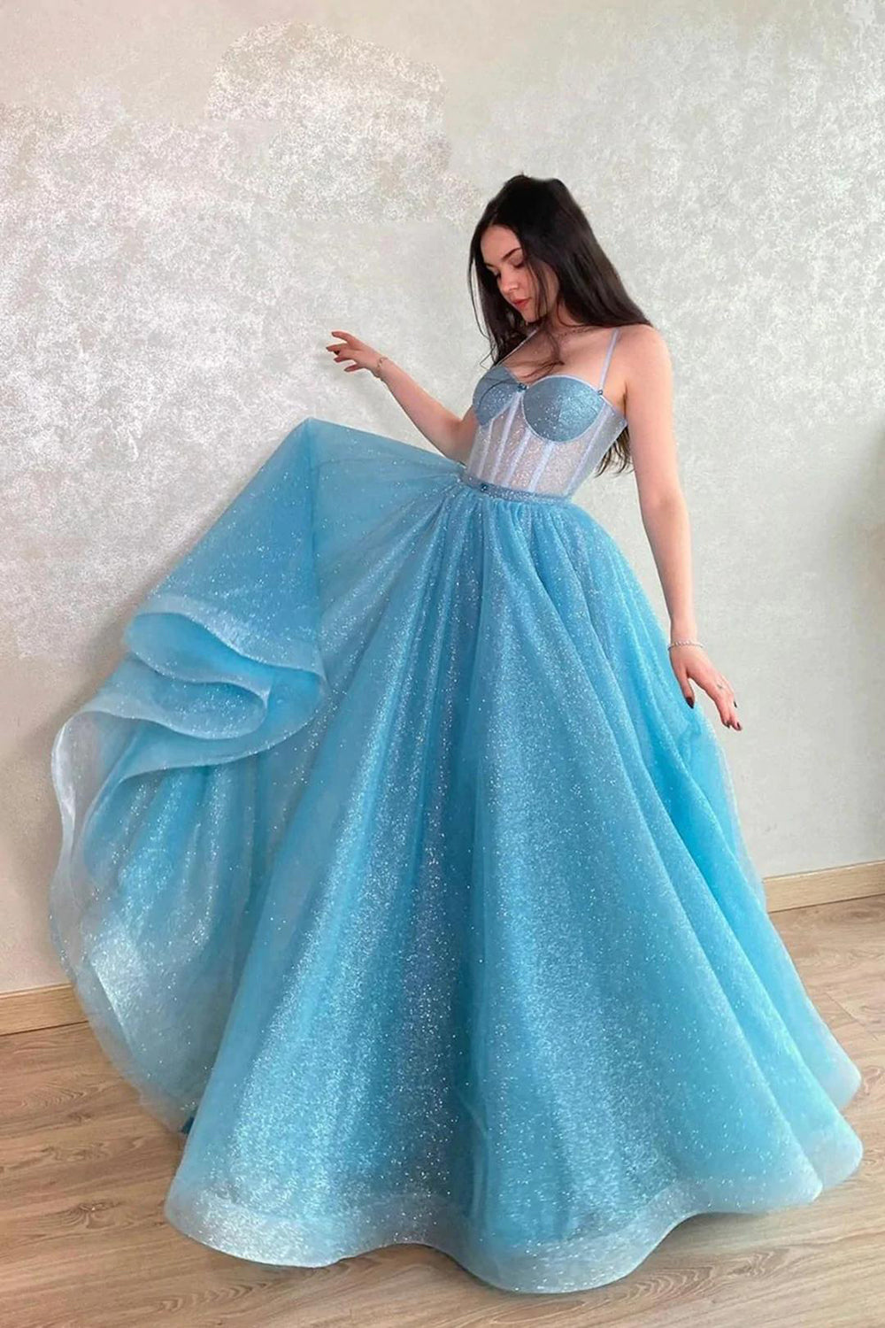Vestido de fiesta largo azul claro con tirantes finos y apliques brillantes