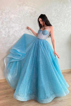 Vestido de fiesta largo azul claro con tirantes finos y apliques brillantes