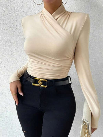 Camiseta plisada con cuello cruzado y cintura ceñida 