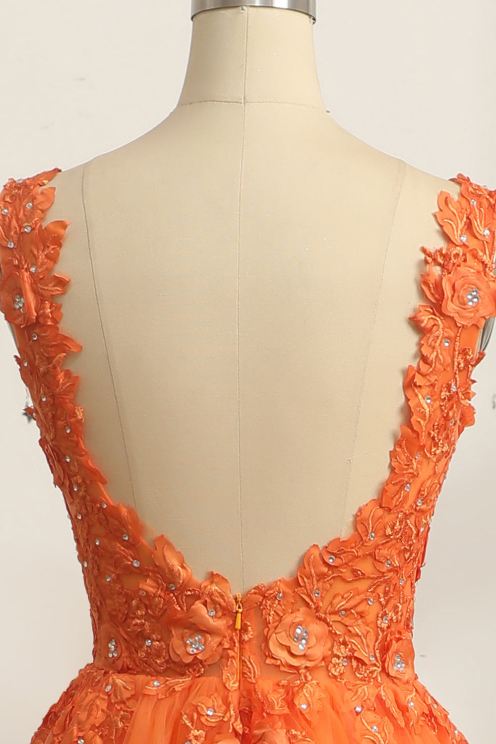 Langes, orangefarbenes Prinzessinnen-Abendkleid in A-Linie mit V-Ausschnitt und Applikationen