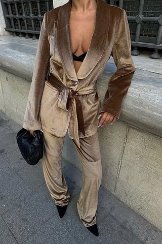 Conjunto de abrigo de terciopelo con solapa y cinturón de manga larga para chica cool y pantalones holgados con bolsillos y cintura elástica. 