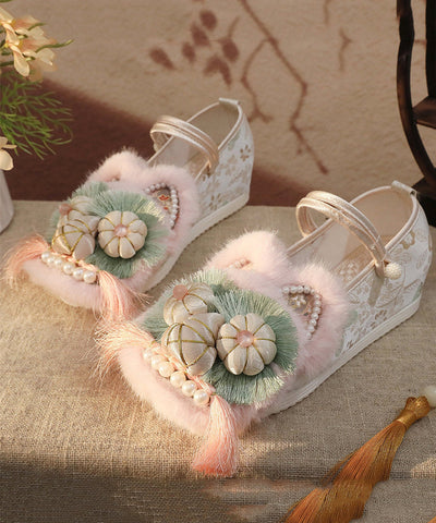 Zapatos de tacón alto con cuña bordada y empalme de piel blanca 